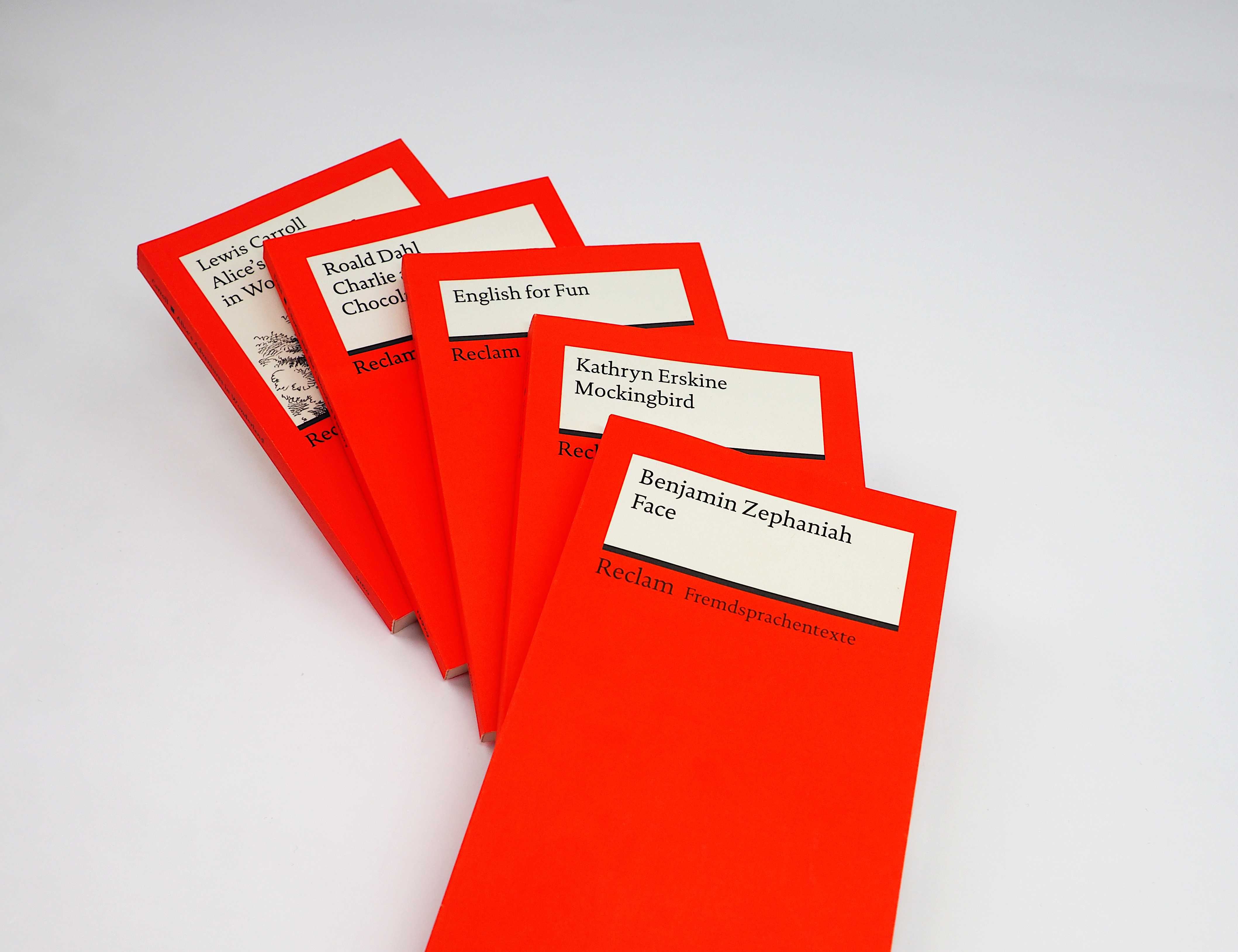 Englische Fremdsprachentexte Bücher übereinander, hintereinander gelegt mit neutralem Hintergrund
