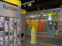 Reclam Messestand auf der Frankfurter Buchmesse mit Bücherwänden und einem Bücherturm